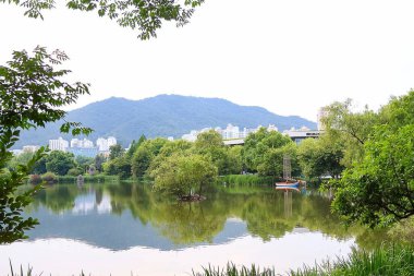 Dağlarda gölü olan güzel bir manzara.