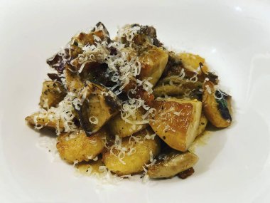 Beyaz arka planda soslu makarna ve peynir.