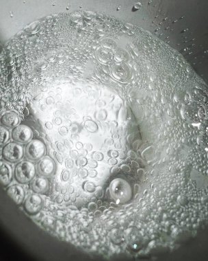 Lavaboda sabun yıkıyorum.