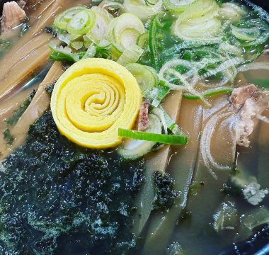 Lezzetli Asya yemeklerinin yakın görüntüsü