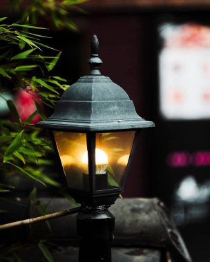 Fenerli bir sokak feneri.