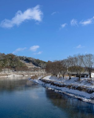 Dağlardaki güzel göl manzarası