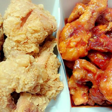 Sebze ve soslu tavuk kanadı.