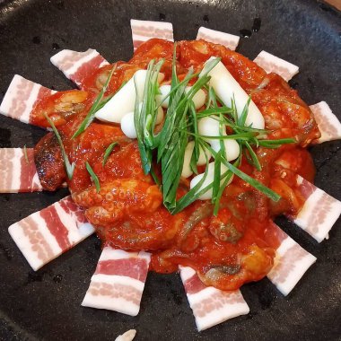 Sebze ve soslu kızarmış tavuk.