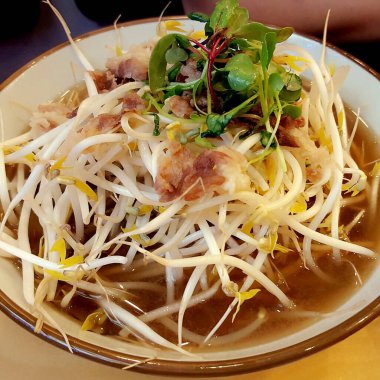 Tayland yemeği, domuz etli erişte.