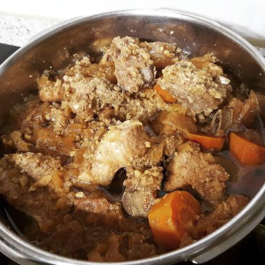 Sebzeli ve baharatlı kızarmış tavuk.