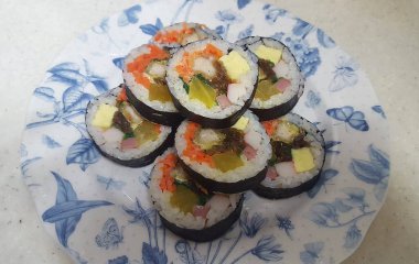 Suşi rulosunu kapat.