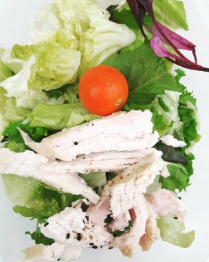 Kapalı - tabakta taze tavuk salatası