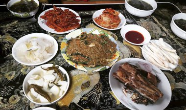 Lezzetli Asya yemeklerinin yakın görüntüsü