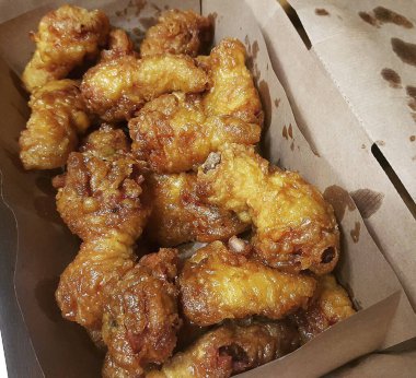 Susamlı kızarmış tavuk kanadı.