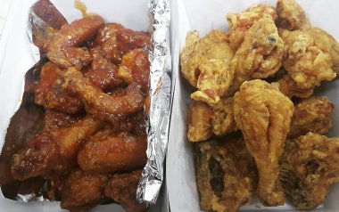 Soslu ve sebzeli kızarmış tavuk kanadı.