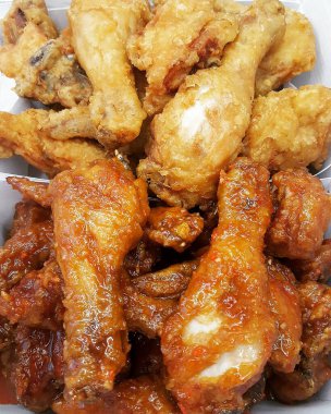Soslu kızarmış tavuk kanadı.
