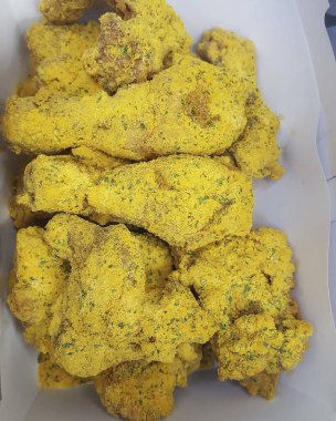 Soslu ve sebzeli kızarmış tavuk.