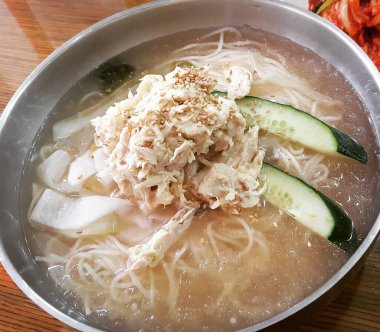 Kore çorbası, kimchi, sebze ve kimchi ile erişte.