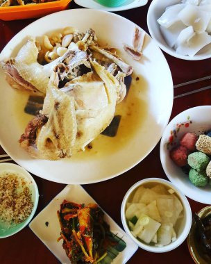 Lezzetli Asya yemeklerinin üst görüntüsü.