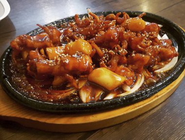 Sos ve baharatlı kızarmış tavuk kanadı.