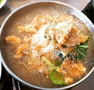 Tavada baharatlı sebzeli kızarmış şehriye.