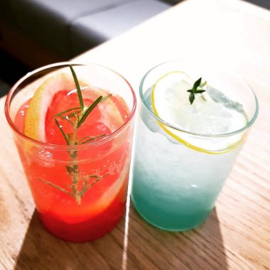 Buzlu ve limonlu kokteyl