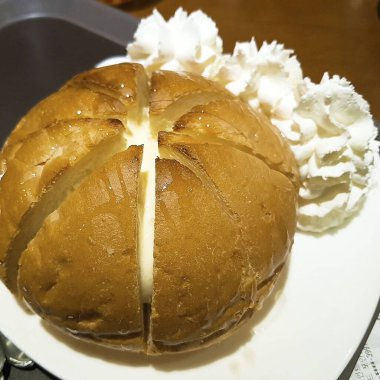 Lezzetli taze kremalı ve çikolata soslu kek.