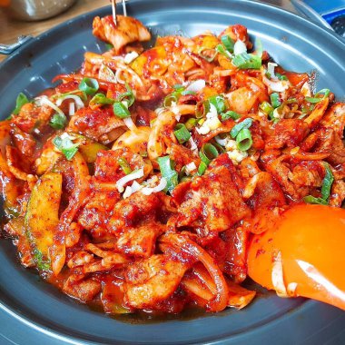 Sebzeli tavuk kanadı kızarmış