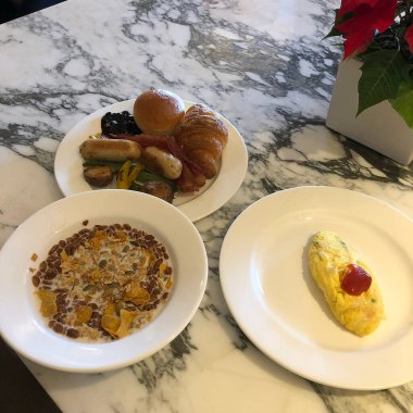 bir masada Kahvaltı