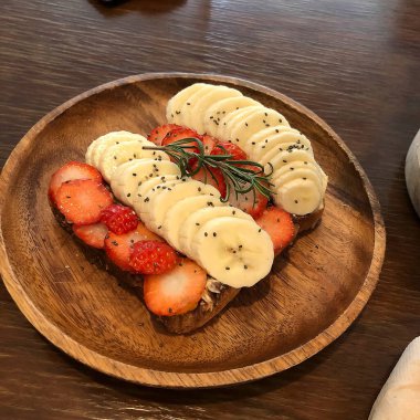 Kahvaltı. Çikolata ve fındıklı taze çilek..