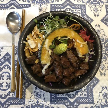 Kore yemeği, etli pilav, sebze ve sebze.