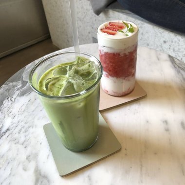 Bir fincan buzlu ve naneli çay.