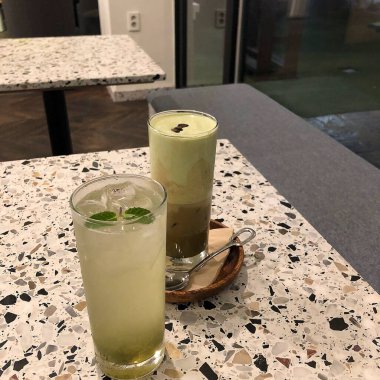 Ahşap masanın üzerinde yeşil çay.