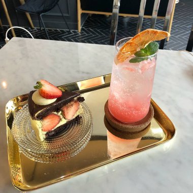 Kremalı ve çilekli çikolatalı kek.