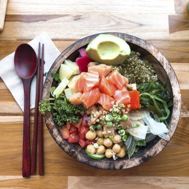 Somon, avokado, susam, marul, avokado, salatalık, salatalık ve susam tohumlu taze sebze salatası. sağlıklı yemek, temiz