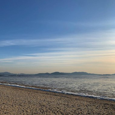 Deniz kıyısının güzel manzarası