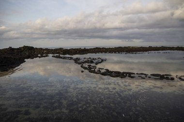 Deniz dalgaları ile güzel sahil