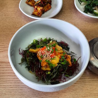 Kore yemeği ve sebze salatası.