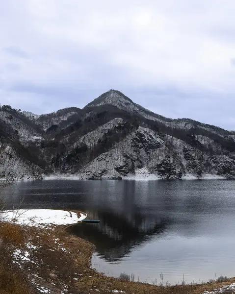 Göl ve dağlarla dolu güzel bir manzara.