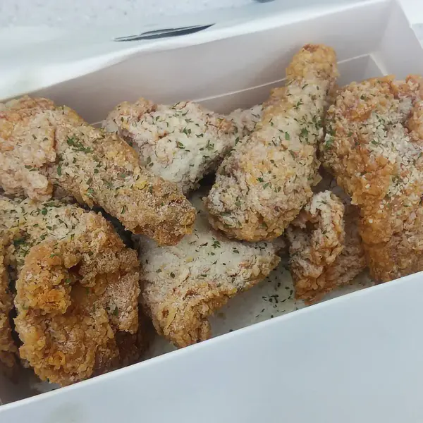 Susamlı kızarmış tavuk kanadı.