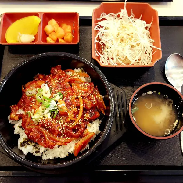 Geleneksel Kore yemeği pirinç ve kimchi.,