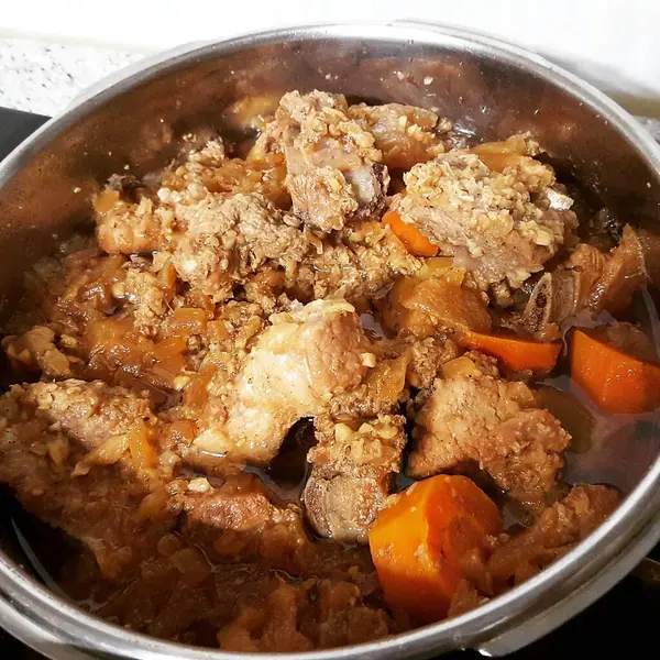 Sebzeli ve baharatlı kızarmış tavuk.