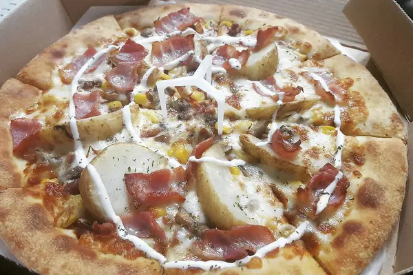 Pizzayı ahşap masaya yakın.