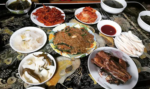 Lezzetli Asya yemeklerinin yakın görüntüsü