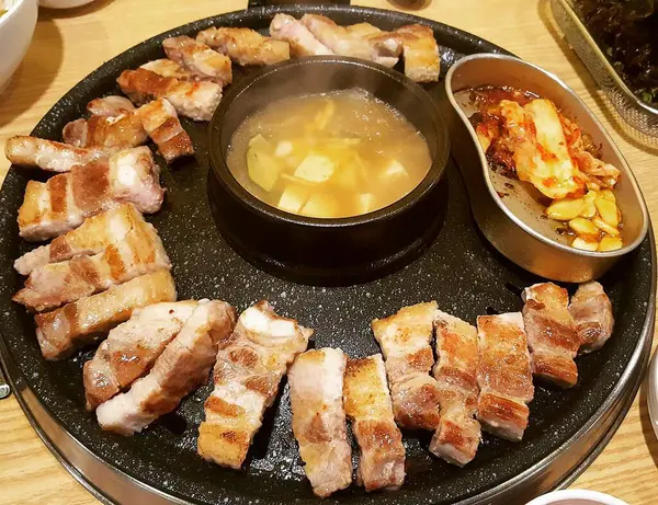 Lezzetli Asya yemeklerinin yakın görüntüsü