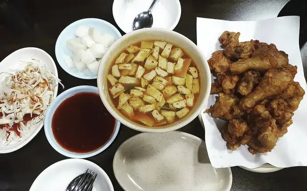 Lezzetli Asya yemeklerinin yakın görüntüsü