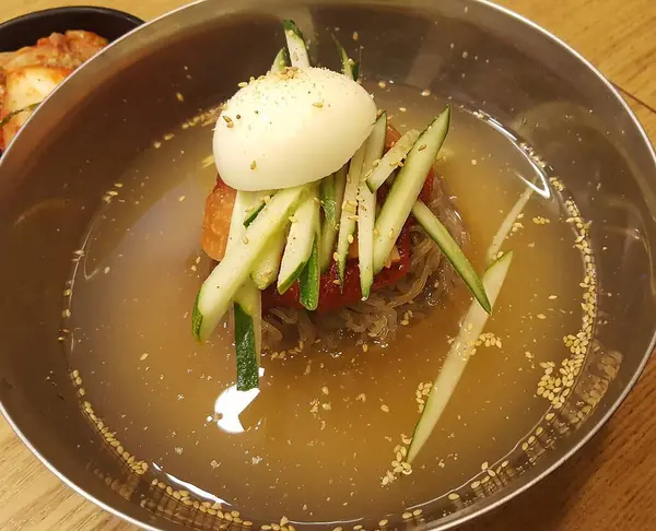 Sahanda yumurtanın mutfak fotoğrafı.