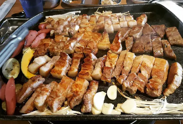 Sebze ve soslu ızgara tavuk.