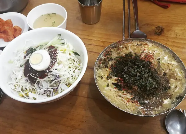 Lezzetli Asya yemeklerinin yakın görüntüsü