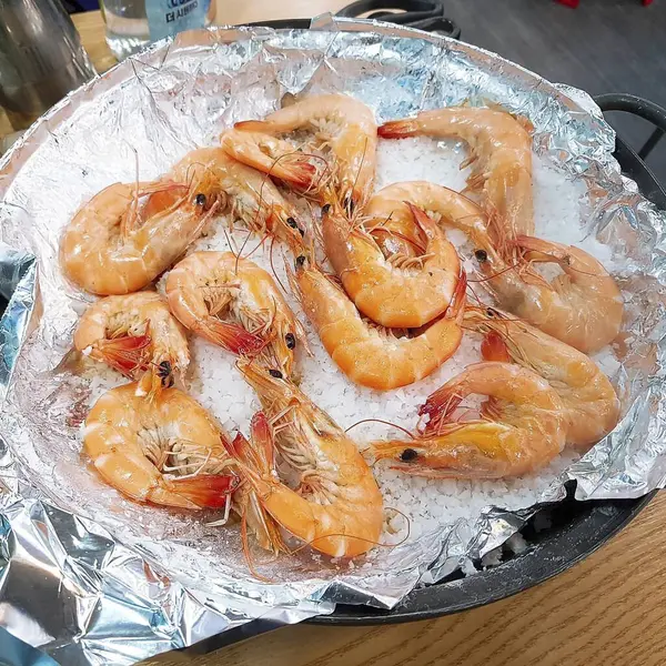 Limonlu ve otlu ızgara karides.