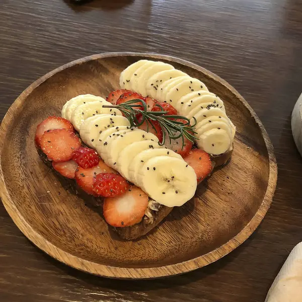 Kahvaltı. Çikolata ve fındıklı taze çilek..