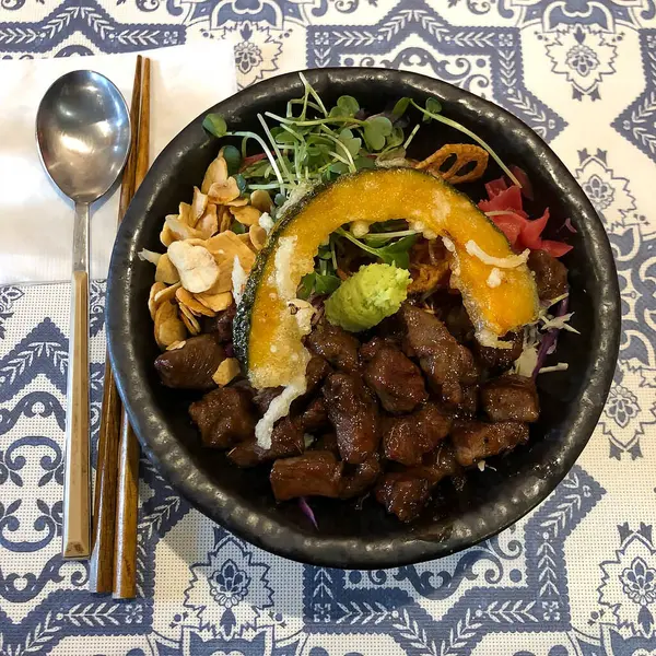 Kore yemeği, etli pilav, sebze ve sebze.