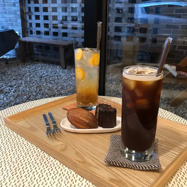 Buzlu ve limonlu kahve.