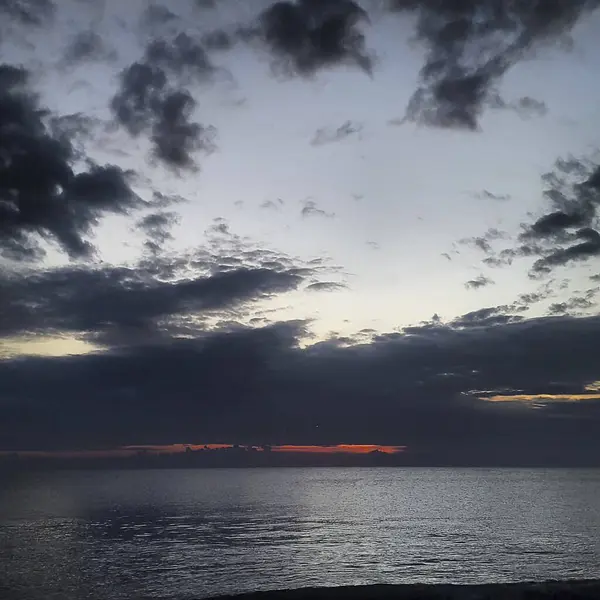 Sahilde gün batımı Gökyüzü ile